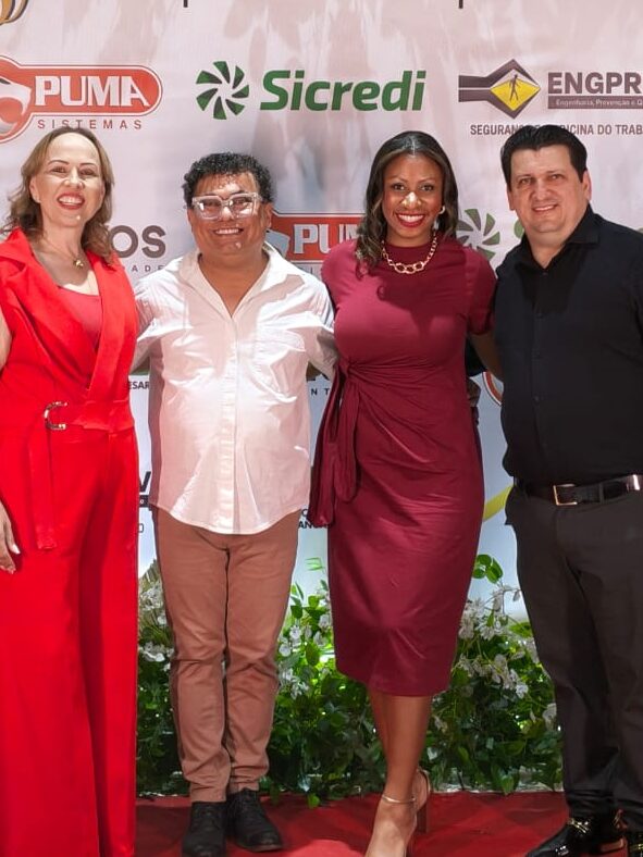 quatro pessoas em pé 