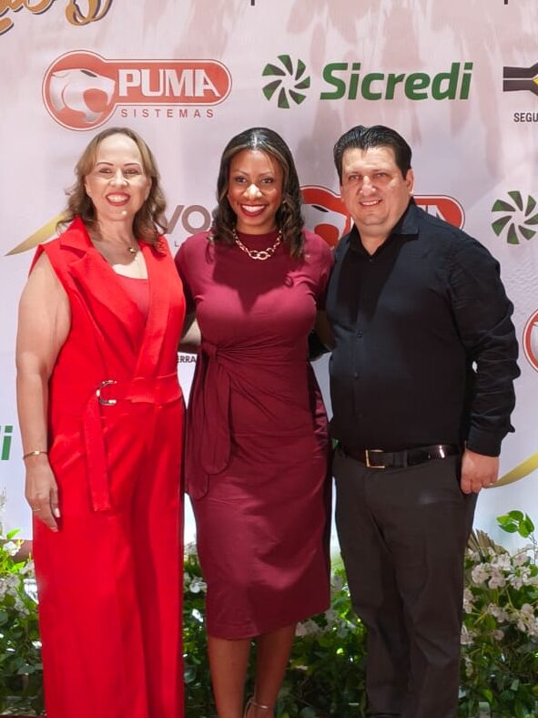 três pessoas em pé